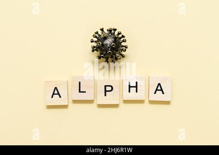 FOTOMONTAGE, Coronavirus mit Schriftzug Alpha, Alpha-Variante Stockfoto