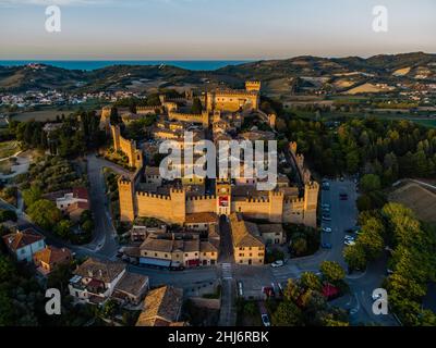 Gradara: Ein Schloss zwischen Geschichte und Märchen Stockfoto