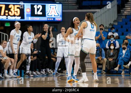Die UCLA Bruins-Wache Dominique Onu (2) reagiert mit der Wache Chantel Horvat (0) während eines NCAA-Frauen-Basketballspiels zwischen den UCLA Bruins und dem Arizona Stockfoto