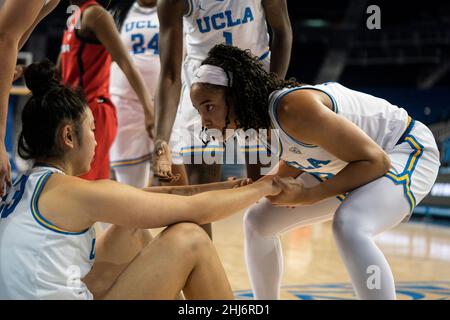 UCLA Bruins Wache Dominique Onu (2) hilft Teamkollege Wache Natalie Chou (23), nachdem sie während eines NCAA Frauen Basketball-Spiel zwischen der UCL beschuckt wurde Stockfoto