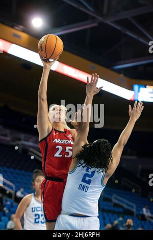 Arizona Wildcats Stürmer Cate Reese (25) schießt über UCLA Bruins Wache Dominique Onu (2) während eines NCAA Frauen Basketballspiels zwischen den UCLA Bruins Stockfoto