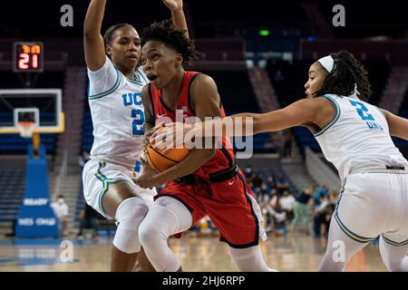 Arizona Wildcats Wache Shaina Pellington (1) fährt zwischen UCLA Bruins Wache Charisma Osborne (20) und Wache Dominique Onu (2) während einer NCAA Frauen Stockfoto