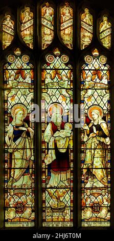 Buntglasfenster c 1879 Heaton, Butler & Bayne, Oakley Church, Suffolk, England - Mary, Simeon mit Christkind, Heilige Anna Stockfoto