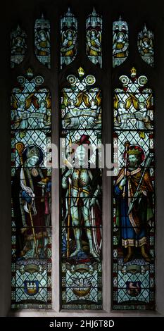 Buntglasfenster c 1883 Heaton, Butler & Bayne, Oakley Church, Suffolk, England - Saints Nicholk, George, Edmund Stockfoto