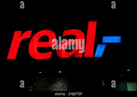 Deutschland , Halle , 29.10.2021 , Real beleuchtetes Firmenlogo Stockfoto
