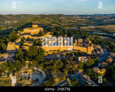 Gradara: Ein Schloss zwischen Geschichte und Märchen Stockfoto