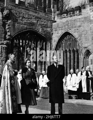 Königin Elizabeth II. Und Prinz Philip, Herzog von Edinburgh, besuchen die alte Kathedrale in Coventry. 23rd. März 1956. Stockfoto