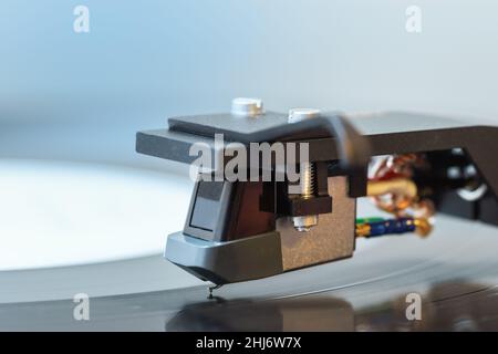 Plattenspieler mit Schwarz hi-fi Headshell Cartridge in Aktion, dj, Audio Stockfoto