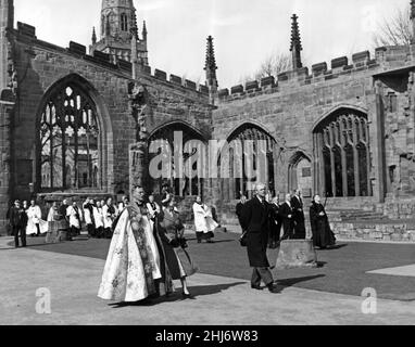 Königin Elizabeth II. Und Prinz Philip, Herzog von Edinburgh, besuchen die alte Kathedrale in Coventry. 23rd. März 1956. Stockfoto