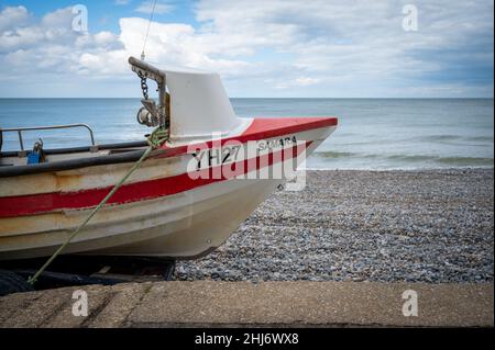 Das Fischerboot Samara YH27 lag am Kiesstrand von Cromer UK Stockfoto