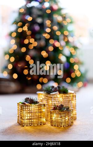 Beleuchtete Dekorationen vor dem Weihnachtsbaum Stockfoto