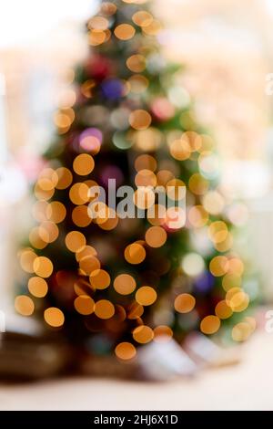 Weihnachtsbaum und Lichter aus dem Fokus Stockfoto