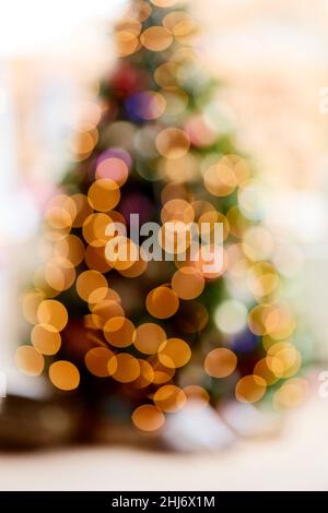 Weihnachtsbaum und Lichter aus dem Fokus Stockfoto