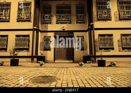 04.12.2021. Bursa. Türkei. Alte Hausfassade. Haus im hockmanischen Stil in Bursa-Nacht. Straßenlampen beleuchteten die Straße Stockfoto