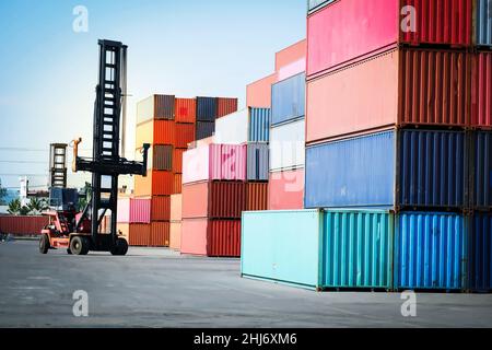 Container Gabelstapler mit einem Stapel von Containern schönen Abend Hintergrund Stockfoto