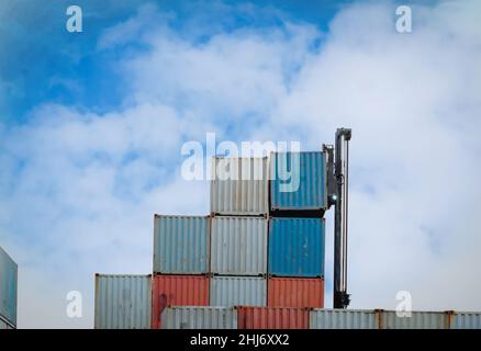 Containerstapel in Containerhofansicht von Transport und Industrie Stockfoto