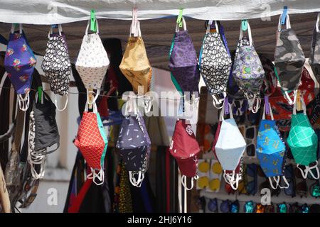 Masken zum Verkauf am Straßenrand gehalten. Handgemachte Masken zum Verkauf wegen Corona-Virus in Indien. Schützende Gesichtsmasken zum Verkauf an Straßenrand Stall. Stockfoto