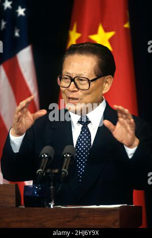 Der chinesische Premierminister Jiang Zemin antwortet auf eine Frage während einer gemeinsamen Pressekonferenz mit US-Präsident Bill Clinton im Ostsaal des Weißen Hauses, am 29. Oktober 1997 in Washington, D.C. Stockfoto