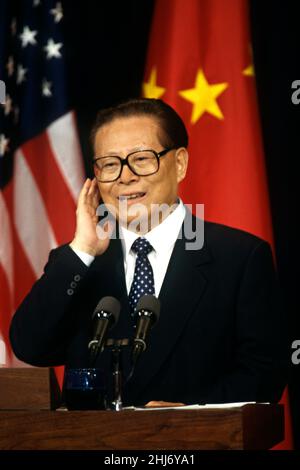 Der chinesische Premierminister Jiang Zemin passt sein Hörstück an, um die Übersetzung einer Frage während einer gemeinsamen Pressekonferenz mit US-Präsident Bill Clinton im Ostsaal des Weißen Hauses am 29. Oktober 1997 in Washington, D.C. zu hören Stockfoto