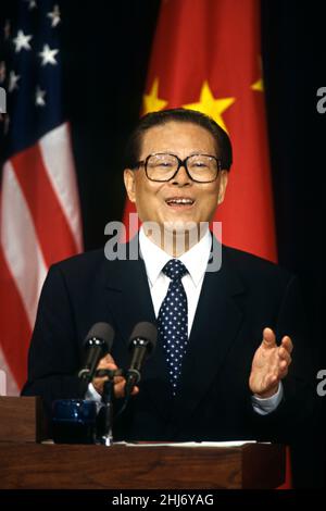 Der chinesische Premierminister Jiang Zemin antwortet auf eine Frage während einer gemeinsamen Pressekonferenz mit US-Präsident Bill Clinton im Ostsaal des Weißen Hauses, am 29. Oktober 1997 in Washington, D.C. Stockfoto