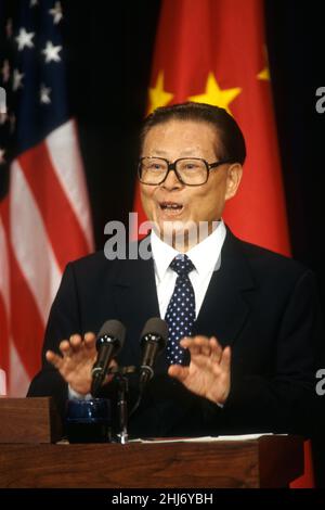 Der chinesische Premierminister Jiang Zemin antwortet auf eine Frage während einer gemeinsamen Pressekonferenz mit US-Präsident Bill Clinton im Ostsaal des Weißen Hauses, am 29. Oktober 1997 in Washington, D.C. Stockfoto