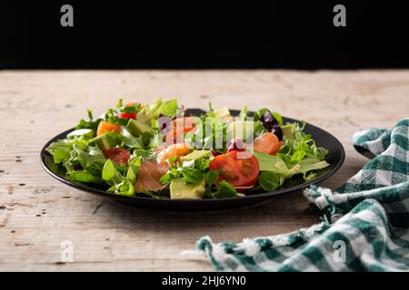 Lachs- und Avocado-Salat auf dem Holztisch Stockfoto