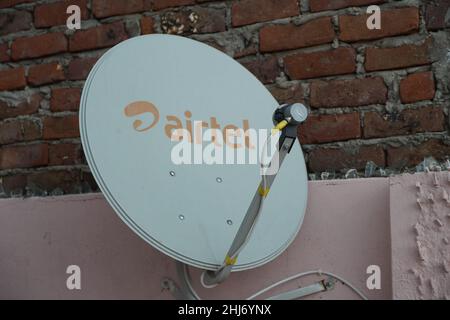 Nahaufnahme einer Airtel-Schale auf dem Dach eines Hauses. Ansicht der Airtel Digital DTH-Antenne. Airtel-Schale oben im Gebäude befestigt. : Stockfoto