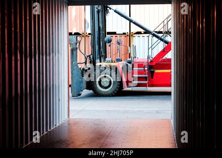 Blick vom Inneren des Containers Es gibt einen Container-Gabelstapler. Industrie- und Verkehrsperspektiven Stockfoto