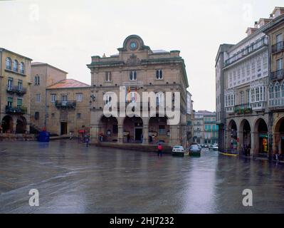 PLAZA MAYOR PORTICADA CON EL AYUNTAMIENTO EN UN DIA DE LLUVIA. Lage: AUSSEN. Orense. SPANIEN. Stockfoto