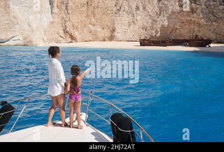 Junge Mutter mit Tochter genießt schönen Navagio Strand von Yacht Stockfoto