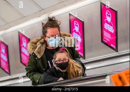 London, Großbritannien. 26th Januar 2022. Die U-Bahn am Vortag werden nach Omicron die Regeln für das Maskenttragen in der Öffentlichkeit gelockert. Masken bleiben im öffentlichen Verkehr obligatorisch, aber da sie ab Donnerstag keine gesetzliche Vorschrift mehr sein werden, ignorieren immer mehr Menschen die Regeln. Die Maskenverwirrung setzt sich im Untergrund fort, da die Regeln nach der covid 19 Omicron-Variante wieder gelockert werden. Kredit: Guy Bell/Alamy Live Nachrichten Stockfoto