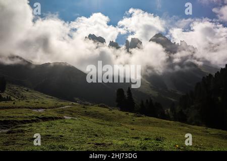 Atemberaubende Aussicht auf die Bergkette Kalkkoegel in Tirol während des sonnigen Sommertages. Felsen in Wolken in den österreichischen Stubaier Alpen. Stockfoto