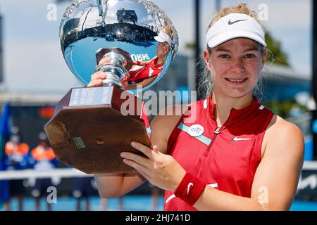 Melbourne, Australien. 27th Januar 2022. Tennis: Grand Slam - Australian Open, Rollstuhltennis, Singles, Frauen, Finale: De Groot (Niederlande) - Van Koot (Niederlande). Die endgültige Gewinnerin Diede de Groot hält die Siegertrophäe. Quelle: Frank Molter/dpa/Alamy Live News Stockfoto