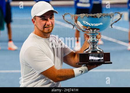 Melbourne, Australien. 27th Januar 2022. Tennis: Grand Slam - Australian Open, Rollstuhltennis, Singles, Herren, Finale: Alcott (Australien) - Schroeder (Niederlande). Endsieger Sam Schroeder hält die Siegertrophäe in den Händen. Quelle: Frank Molter/dpa/Alamy Live News Stockfoto