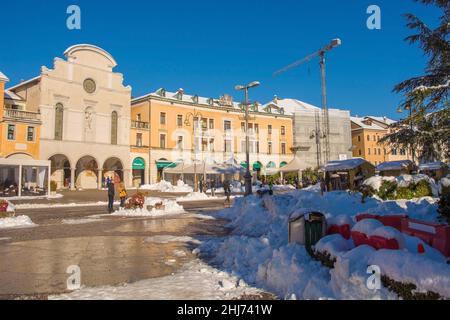 Belluno, Italien - Dez 11 2021. Dezember Schnee in einer historischen Straße in der nordöstlichen italienischen Stadt Belluno, Region Venetien. Auf der Piazza dei Martiri Stockfoto