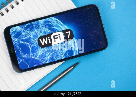 Smartphone mit Unterstützung der neuen Wi-Fi 7 Modern Technologie. Kommunikation, Internet-Verbindung Konzept Hintergrund Stockfoto