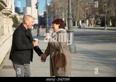 Älteres kaukasisches Paar, das Kaffee auf der Straße trinkt Stockfoto