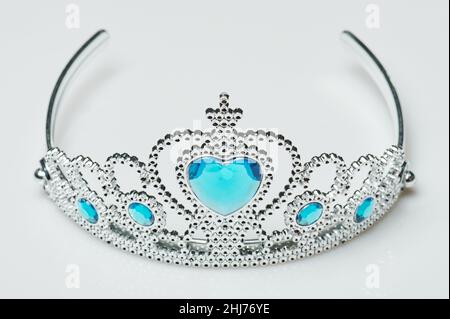 Elegante silberne Tiara mit blauen Edelsteinen isoliert Stockfoto