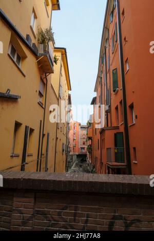 Oktober 2021 Bologna, Italien: Via Piella in Bologna, Italien. Der Kanal der Stadt. Geheimtipp von Bologna. Reiseziele Stockfoto