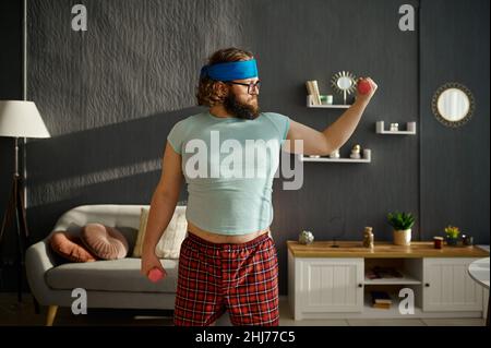 Comic serious Fat Mann Ausübung mit Gewichten Stockfoto