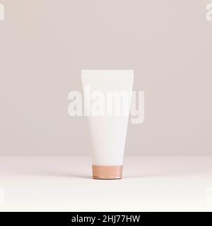 Goldkappe und weiße Tubus-Mockup-Schablone für kosmetische Creme oder Gel, bereit, isoliert auf weißem Hintergrund zu entwerfen.3D Abbildung Stockfoto