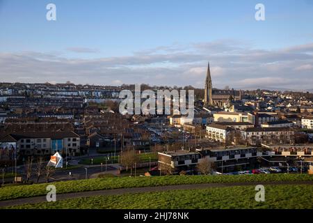 Blick von der Stadtmauer von Derry auf das Viertel Bogside, wo der Blutige Sonntag 1972 stattfand. Stockfoto