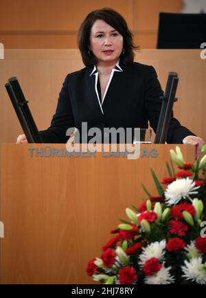 Erfurt, Deutschland. 27th Januar 2022. Anja Siegesmund (Bündnis90/die Grünen), stellvertretende Ministerpräsidentin Thüringens, spricht während einer Gedenkstunde im Thüringer landtag, wo landtag und Landesregierung Thüringens der Opfer des Nationalsozialismus gedenken. Anlass ist der 77th. Jahrestag der Befreiung des Nazi-Todeslagers Auschwitz durch sowjetische Truppen am 27. Januar 1945. Quelle: Martin Schutt/dpa-Zentralbild/dpa/Alamy Live News Stockfoto