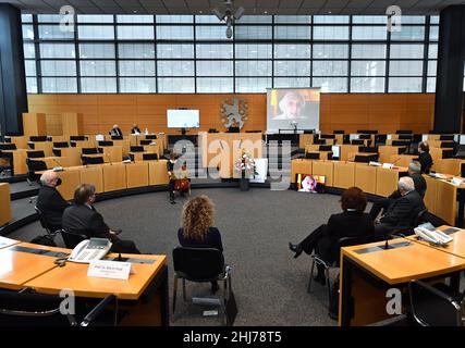 Erfurt, Deutschland. 27th Januar 2022. Der Thüringer landtag und die Landesregierung gedenken mit einer Gedenkstunde im Thüringer landtag der Opfer des Nationalsozialismus. Anlass ist der 77th. Jahrestag der Befreiung des Nazi-Todeslagers Auschwitz durch sowjetische Truppen am 27. Januar 1945. Quelle: Martin Schutt/dpa-Zentralbild/dpa/Alamy Live News Stockfoto