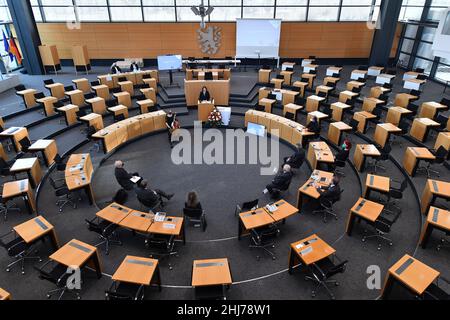 Erfurt, Deutschland. 27th Januar 2022. Der Thüringer landtag und die Landesregierung gedenken mit einer Gedenkstunde im Thüringer landtag der Opfer des Nationalsozialismus. Anlass ist der 77th. Jahrestag der Befreiung des Nazi-Todeslagers Auschwitz durch sowjetische Truppen am 27. Januar 1945. Quelle: Martin Schutt/dpa-Zentralbild/dpa/Alamy Live News Stockfoto