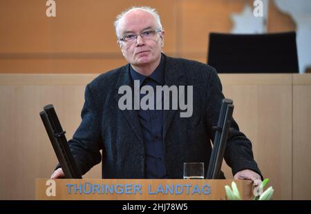 Erfurt, Deutschland. 27th Januar 2022. Volkhard Knigge, ehemaliger Direktor der Stiftung Gedenkstätten Buchenwald und Mittelbau-Dora, spricht während einer Gedenkstunde im Thüringer landtag, wo landtag und Landesregierung Thüringens an die Opfer des Nationalsozialismus erinnern. Anlass ist der 77th. Jahrestag der Befreiung des Nazi-Todeslagers Auschwitz durch sowjetische Truppen am 27. Januar 1945. Quelle: Martin Schutt/dpa-Zentralbild/dpa/Alamy Live News Stockfoto