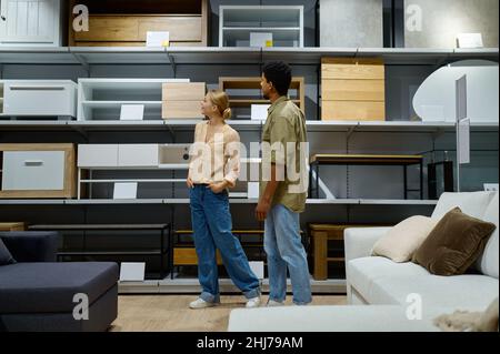 Junge multirassische Paar erwägt Möbel Shop Sortiment Stockfoto