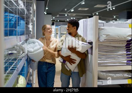 Mann und Frau kaufen Bettwäsche im Supermarkt Stockfoto