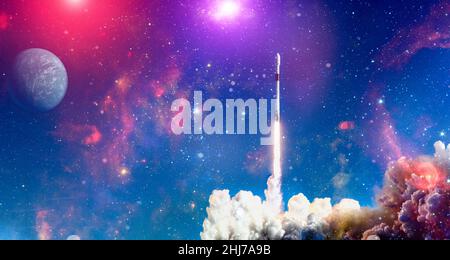 Raketen starten in den Weltraum auf dem Sternenhimmel. Rocket startet ins Weltraumkonzept.Elemente dieses Bildes von der NASA eingerichtet Stockfoto