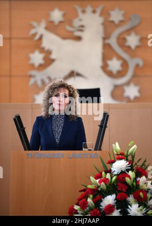 Erfurt, Deutschland. 27th Januar 2022. Birgits Keller (die Linke), Präsidentin des Thüringer landtags, spricht während einer Gedenkstunde im Thüringer landtag, wo der Thüringer landtag und die Landesregierung an die Opfer des Nationalsozialismus gedenken. Anlass ist der 77th. Jahrestag der Befreiung des Nazi-Todeslagers Auschwitz durch sowjetische Truppen am 27. Januar 1945. Quelle: Martin Schutt/dpa-Zentralbild/dpa/Alamy Live News Stockfoto